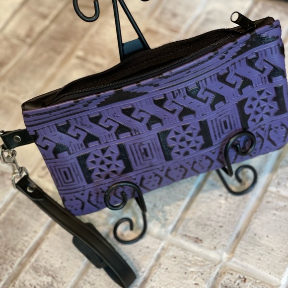 Cowhide Wristlet purple and black Aztec pattern with zipper and detachable strap - Picture 12 of 14